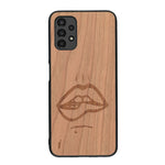 Coque de protection en bois véritable fabriquée en France pour Samsung A13 représentant de manière minimaliste une bouche de féminine se mordant le coin de la lèvre de manière sensuelle dessinée à la main par l'artiste Maud Dabs