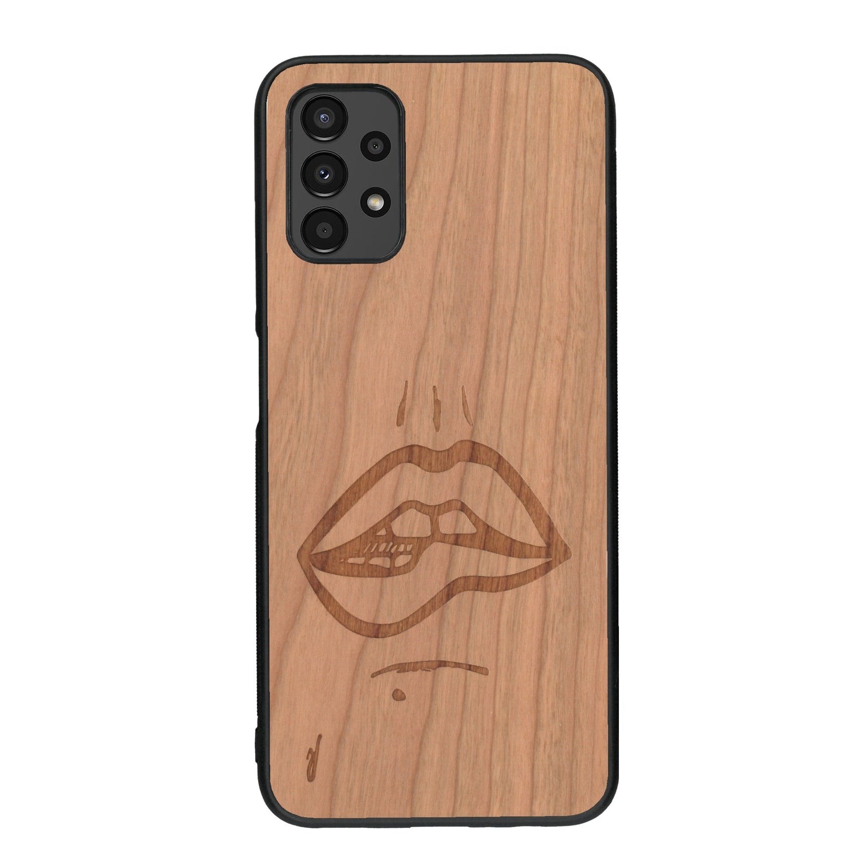 Coque de protection en bois véritable fabriquée en France pour Samsung A13 représentant de manière minimaliste une bouche de féminine se mordant le coin de la lèvre de manière sensuelle dessinée à la main par l'artiste Maud Dabs