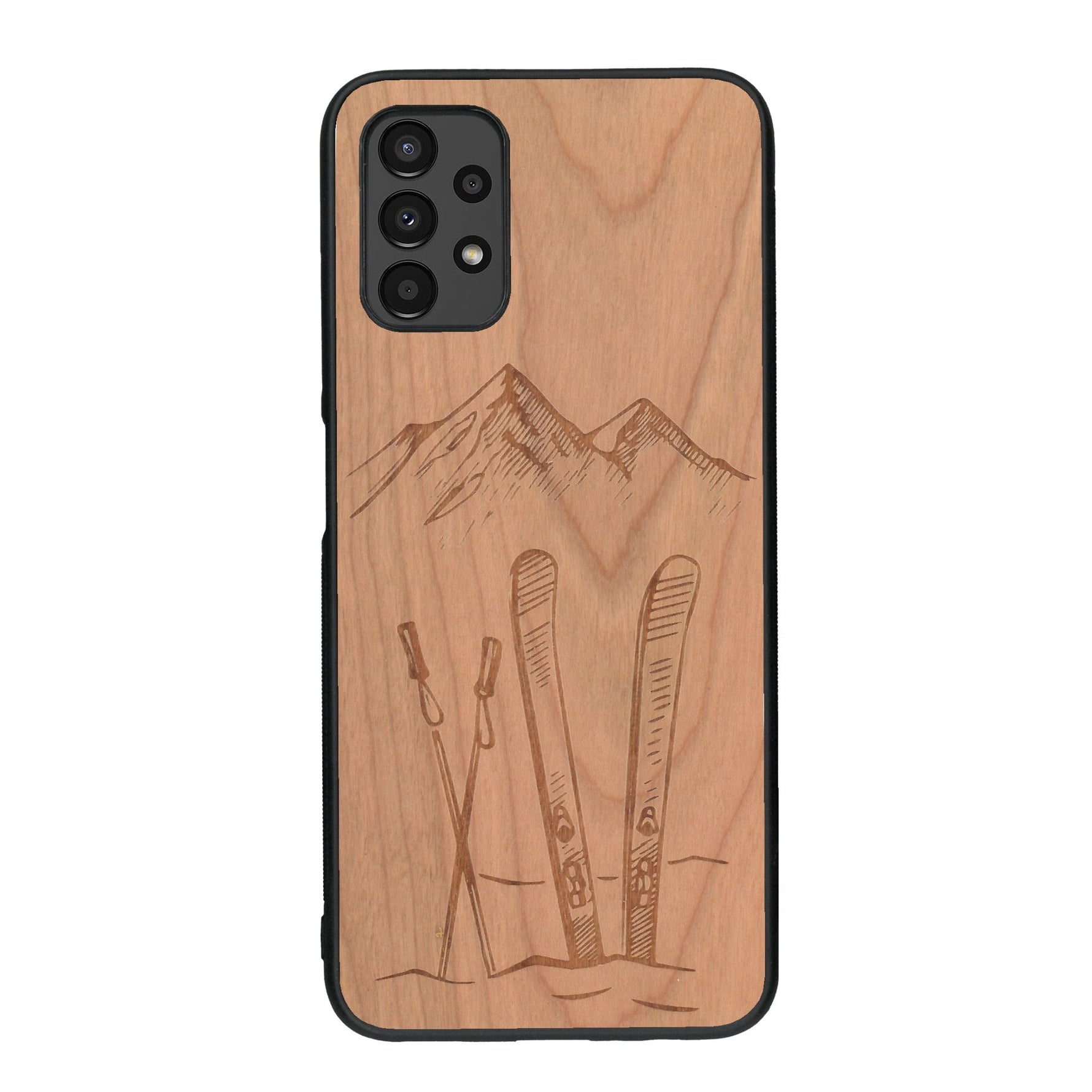 Coque de protection en bois véritable fabriquée en France pour Samsung A13 sur le thème de la montagne, du ski et de la neige avec un motif représentant une paire de ski plantée dans la neige avec en fond des montagnes enneigées
