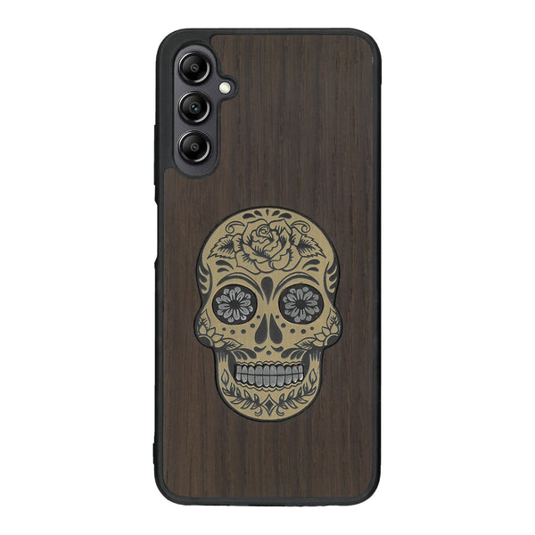 Coque de protection en bois véritable fabriquée en France pour Samsung A14 alliant du chêne fumé avec du métal argenté et doré représentant une tête de mort mexicaine sur le thème Dia de los Muertos