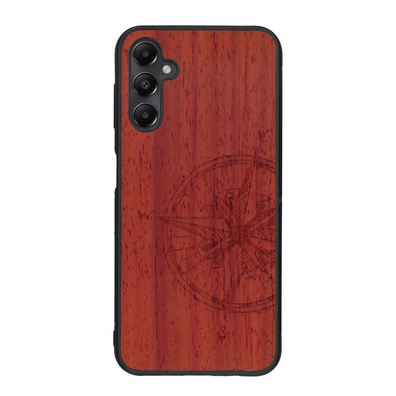 Coque de protection en bois véritable fabriquée en France pour Samsung A15 avec une gravure "rose des vents" sur le thème nautique et de l'océan qui s'inspire des boussoles de pirate