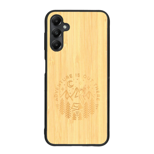 Coque de protection en bois véritable fabriquée en France pour Samsung A15 sur le thème du camping en pleine nature et du bivouac avec la phrase "Aventure is out there"