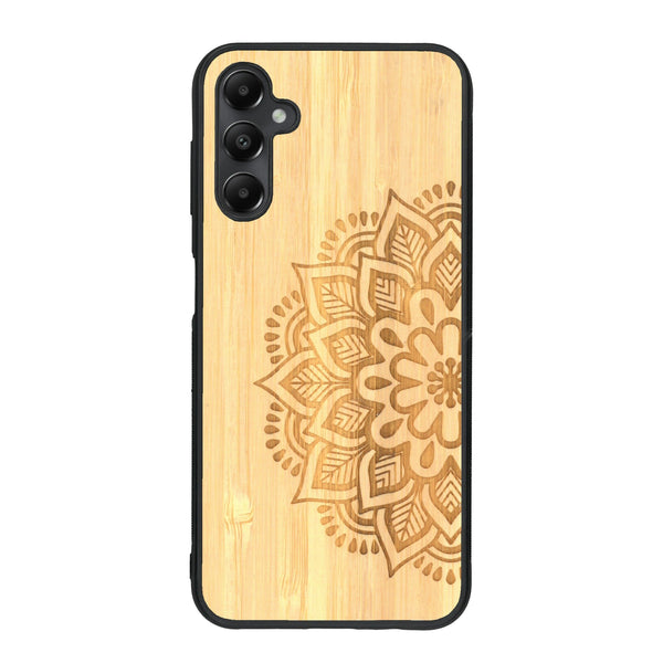 Coque de protection en bois véritable fabriquée en France pour Samsung A15 sur le thème de la bohème et du tatouage au henné avec une gravure représentant un mandala