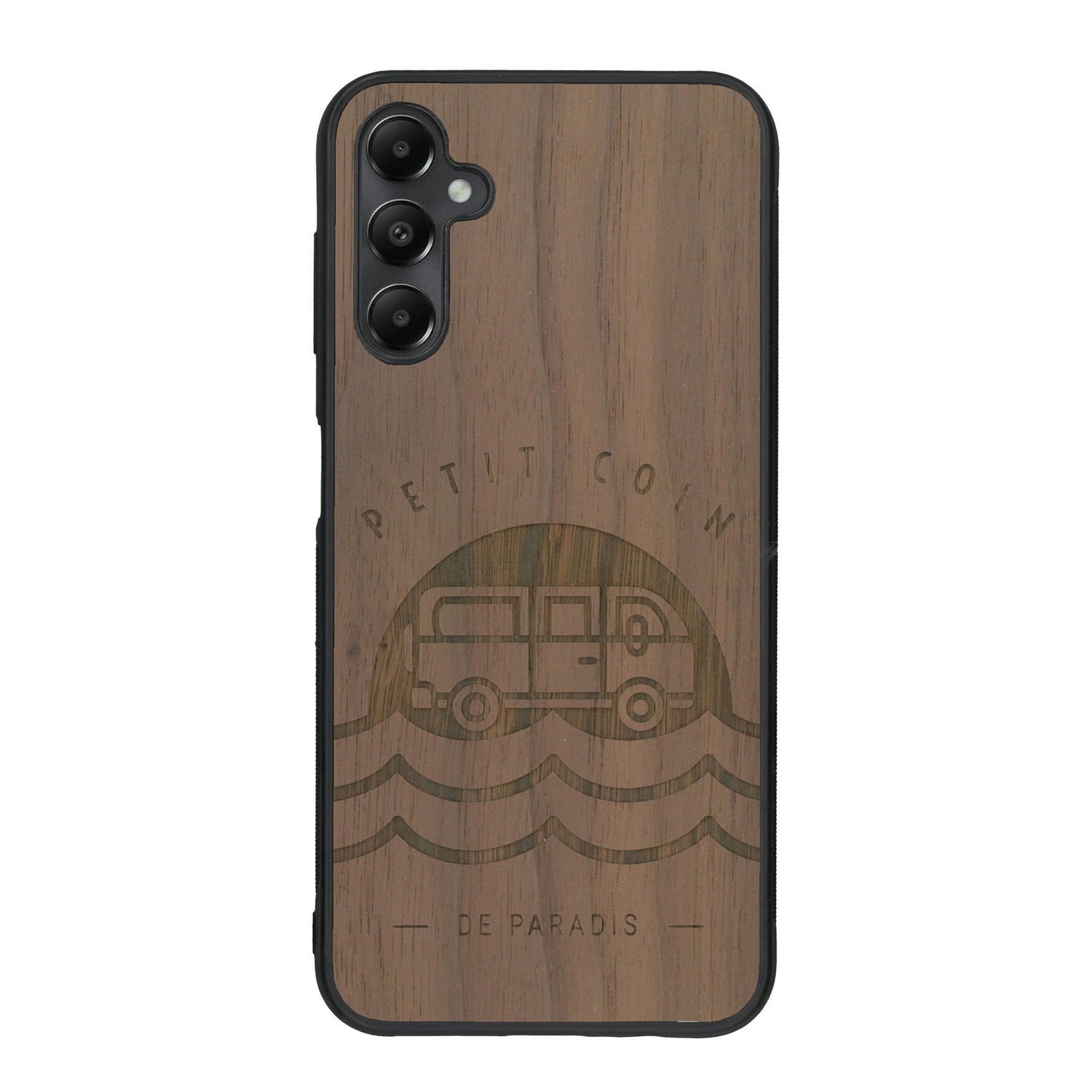 Coque de protection en bois véritable fabriquée en France pour Samsung A15 sur le thème des voyages en vans, vanlife et chill avec une gravure représentant un van vw combi devant le soleil couchant sur une plage avec des vagues