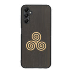 Coque de protection en bois véritable fabriquée en France pour Samsung A15 alliant du chêne fumé et du bambou et doré représentant un triskell