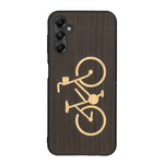 Coque de protection en bois véritable fabriquée en France pour Samsung A15 sur le theme du vélo et de l'outdoor qui allie du bambou et du chêne fumé représentant un vélo
