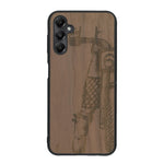 Coque de protection en bois véritable fabriquée en France pour Samsung A15 représentant une vue de face d'une femme sur une moto vintage dessinée à la main par l'artiste Maud Dabs