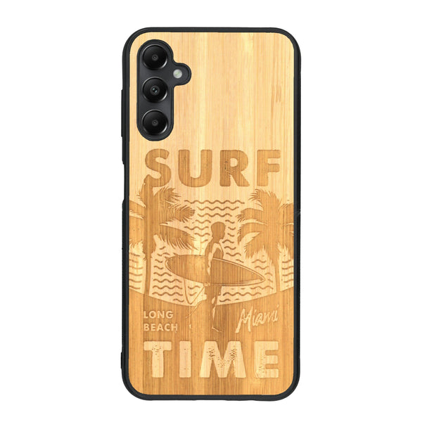 Coque de protection en bois véritable fabriquée en France pour Samsung A15 sur le thème chill avec un motif représentant une silouhette tenant une planche de surf sur une plage entouré de palmiers et les mots "Surf Time Long Beach Miami"