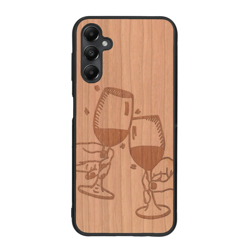 Coque de protection en bois véritable fabriquée en France pour Samsung A15 représentant une vue de face d'une flute de champagne dessinée à la main par l'artiste Maud Dabs