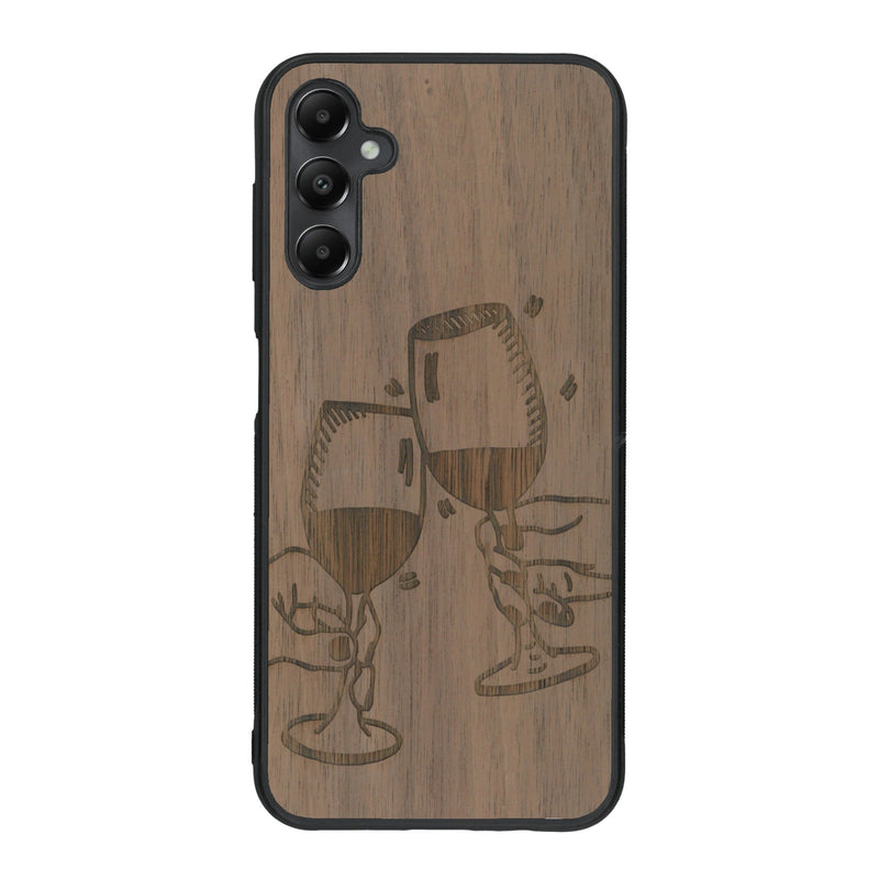 Coque de protection en bois véritable fabriquée en France pour Samsung A15 représentant une vue de face d'une flute de champagne dessinée à la main par l'artiste Maud Dabs