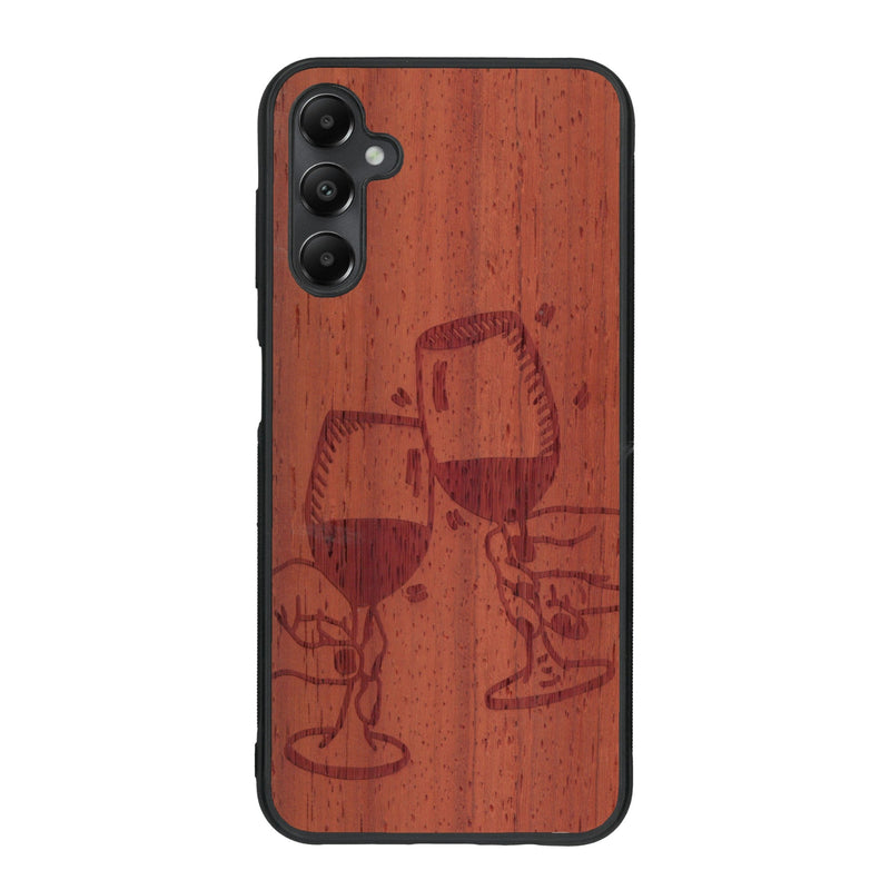 Coque de protection en bois véritable fabriquée en France pour Samsung A15 représentant une vue de face d'une flute de champagne dessinée à la main par l'artiste Maud Dabs