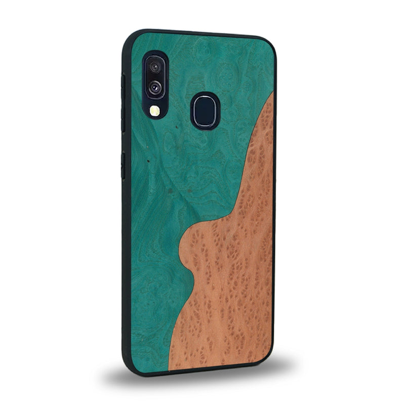 Coque de protection en bois véritable fabriquée en France pour Samsung A20 alliant plusieurs essences de bois pour représenter une plage paradisiaque
