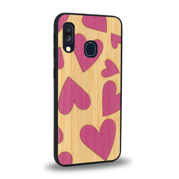 Coque de protection en bois véritable fabriquée en France pour Samsung A20 alliant plusieurs essences de bois pour représenter des coeurs pour les amoureux