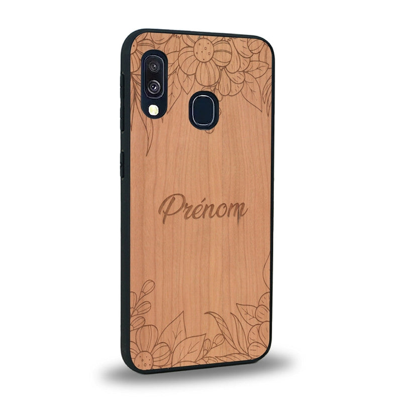 Coque de protection en bois véritable fabriquée en France pour Samsung A20E sur le thème de la fête des mères avec un motif représentant des fleurs et des feuilles