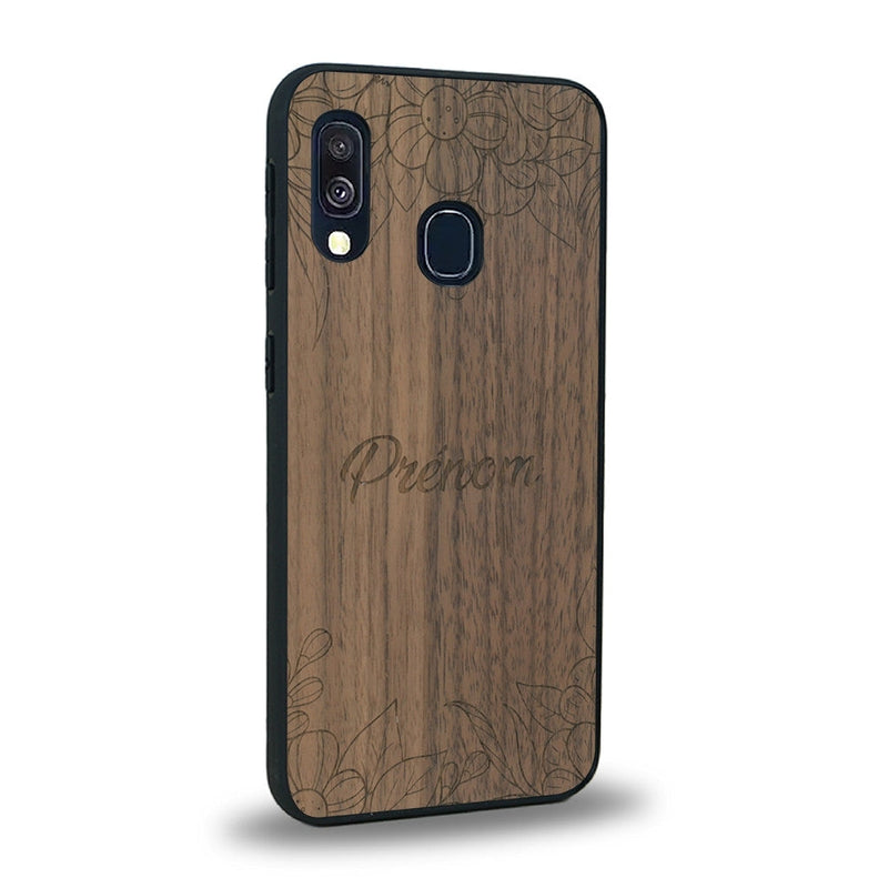 Coque de protection en bois véritable fabriquée en France pour Samsung A20E sur le thème de la fête des mères avec un motif représentant des fleurs et des feuilles