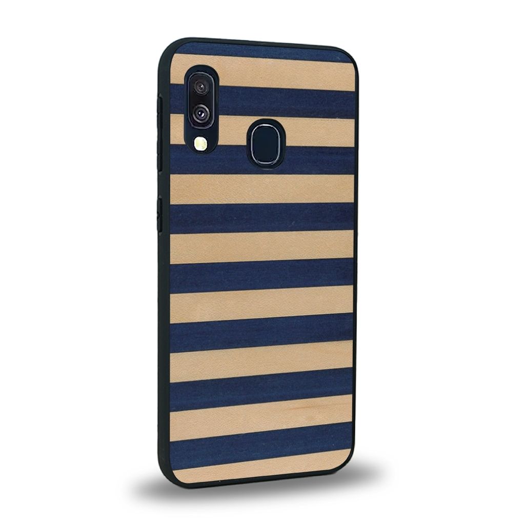 Coque de protection en bois véritable fabriquée en France pour Samsung A20E alliant plusieurs essences de bois pour représenter une marinière