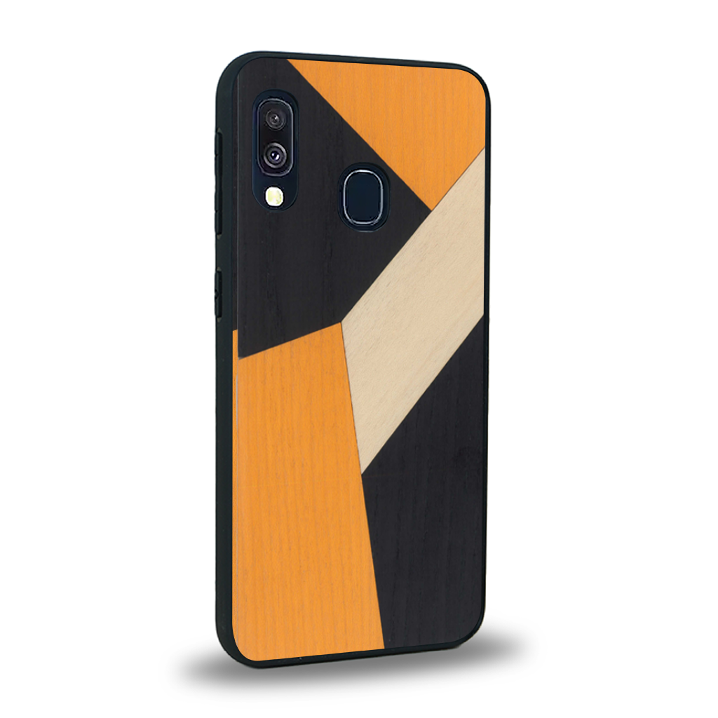 Coque de protection en bois véritable fabriquée en France pour Samsung A20E alliant du bambou, du tulipier orange et noir en forme de mosaïque minimaliste sur le thème de l'art abstrait
