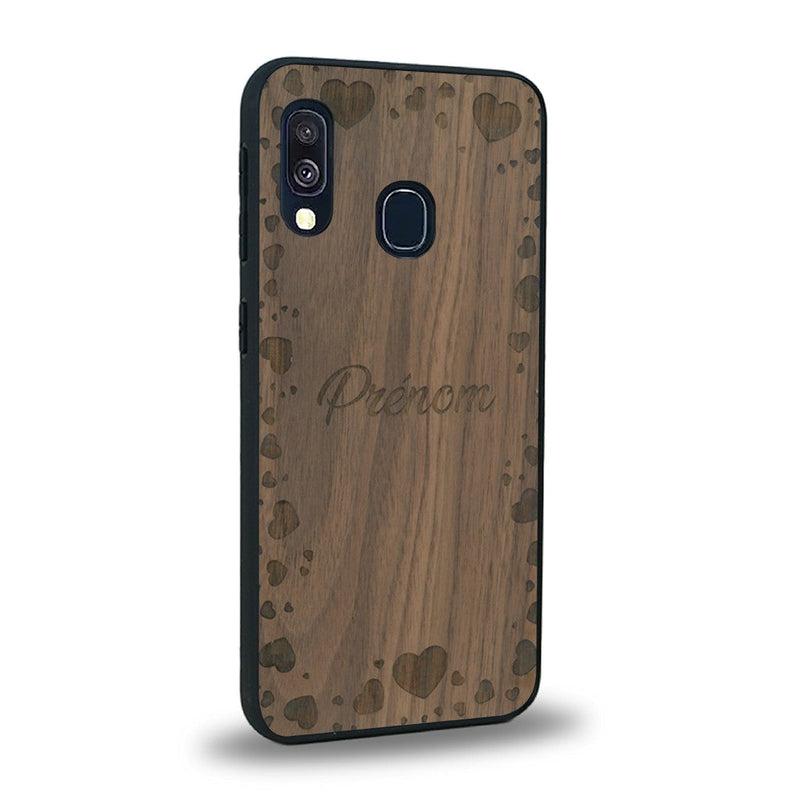 Coque de protection en bois véritable fabriquée en France pour Samsung A20E sur le thème de la fête des mères avec un motif représentant des coeurs et des feuilles