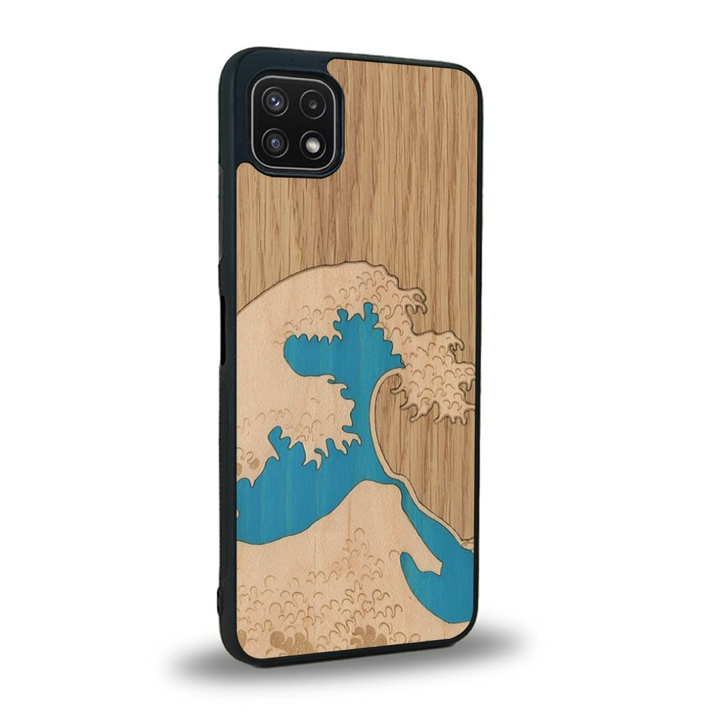 Coque de protection en bois véritable fabriquée en France pour Samsung A22 5G alliant plusieurs essences de bois pour représenter la célèbre grande vague de Kanagawa