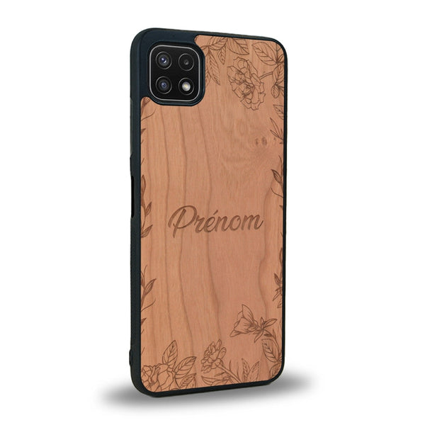 Coque de protection en bois véritable fabriquée en France pour Samsung A22 5G sur le thème de la fête des mères avec un motif représentant des fleurs et des feuilles