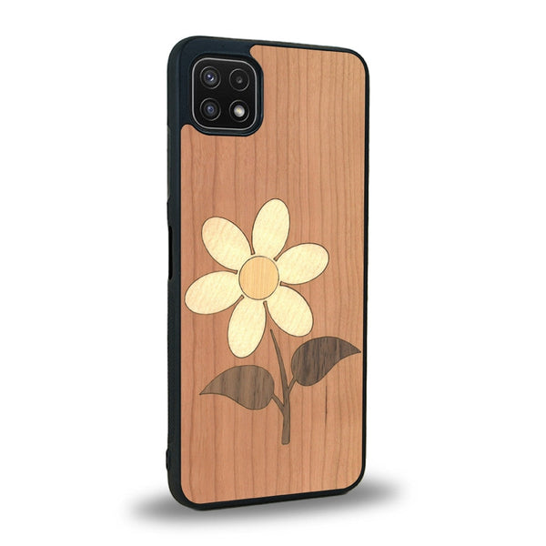 Coque de protection en bois véritable fabriquée en France pour Samsung A22 5G alliant plusieurs essences de bois pour représenter une marguerite