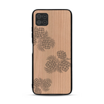 Coque de protection en bois véritable fabriquée en France pour  sur le thème de la nature des arbres avec un motif de gravure représentant des épines de sapin et des pommes de pin
