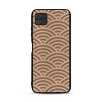 Coque de protection en bois véritable fabriquée en France pour  baptisée "La Sinjak" avec un motif de gravure abstrait représentant la répétition d'un symbole wifi