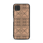 Coque de protection en bois véritable fabriquée en France pour  avec des motifs géométriques s'inspirant des temples aztèques, mayas et incas