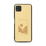 Coque de protection en bois véritable fabriquée en France pour  sur le thème du camping en pleine nature et du bivouac avec la phrase "Aventure is out there"