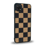 Coque de protection en bois véritable fabriquée en France pour Samsung A22 5G alliant plusieurs essences de bois pour représenter un damier