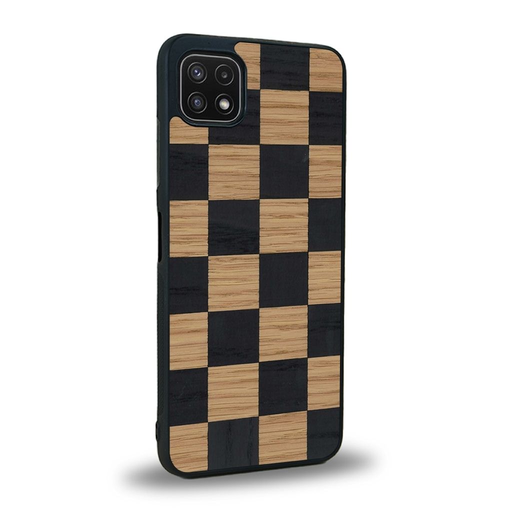 Coque de protection en bois véritable fabriquée en France pour Samsung A22 5G alliant plusieurs essences de bois pour représenter un damier