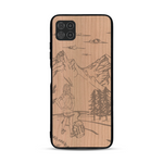 Coque de protection en bois véritable fabriquée en France pour  sur le thème de la randonnée en montagne et de l'aventure avec une gravure représentant une femme de dos face à un paysage de nature