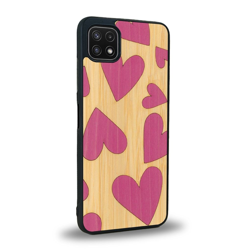 Coque de protection en bois véritable fabriquée en France pour Samsung A22 5G alliant plusieurs essences de bois pour représenter des coeurs pour les amoureux