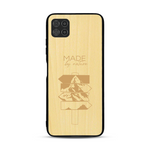 Coque de protection en bois véritable fabriquée en France pour  sur le thème de la nature et des arbres avec une gravure représentant une pomme de pin et la phrase "made by nature"