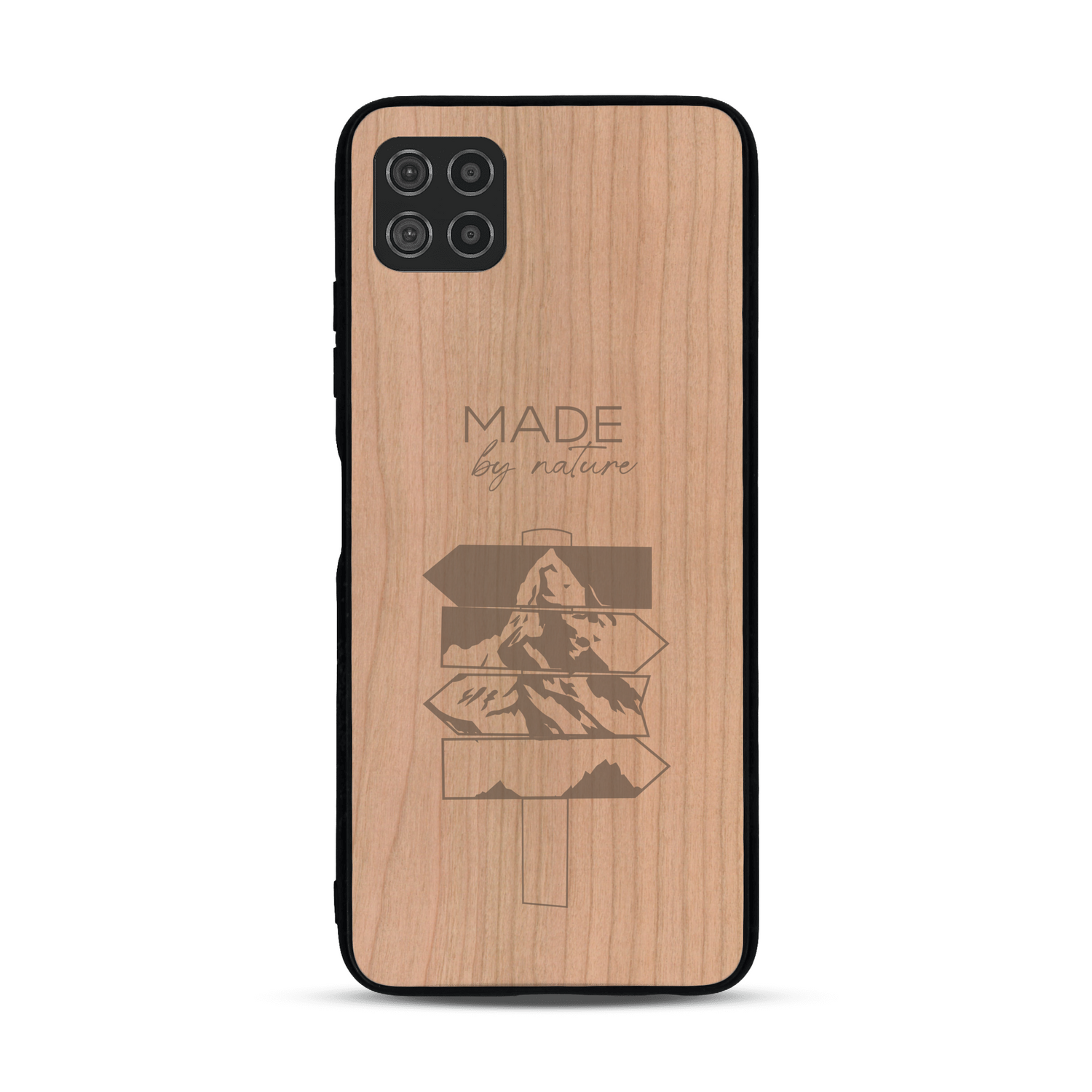 Coque de protection en bois véritable fabriquée en France pour  sur le thème de la nature et des arbres avec une gravure représentant une pomme de pin et la phrase "made by nature"