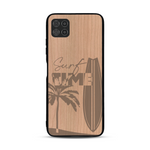 Coque de protection en bois véritable fabriquée en France pour  sur le thème chill avec un motif représentant une silouhette tenant une planche de surf sur une plage entouré de palmiers et les mots "Surf Time Long Beach Miami"