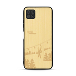 Coque de protection en bois véritable fabriquée en France pour  sur le thème de la montagne, du ski et de la neige avec un motif représentant une paire de ski plantée dans la neige avec en fond des montagnes enneigées