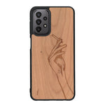 Coque de protection en bois véritable fabriquée en France pour Samsung A23 représentant une main de femme tenant une cigarette de type line art en collaboration avec l'artiste Maud Dabs