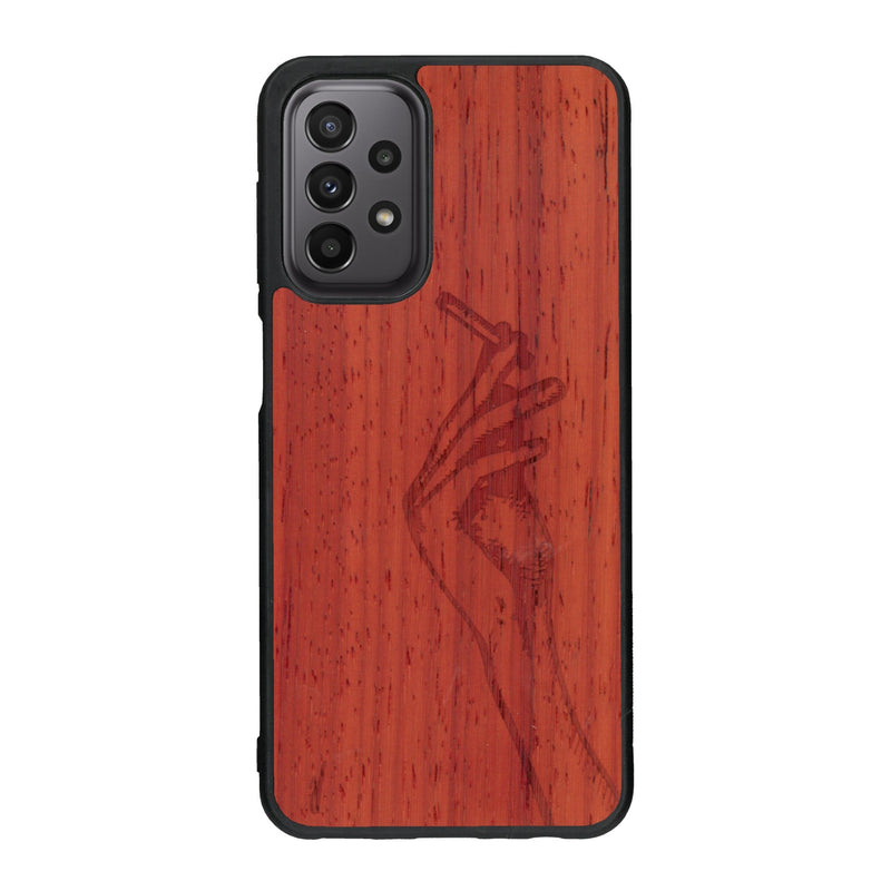 Coque de protection en bois véritable fabriquée en France pour Samsung A23 représentant une main de femme tenant une cigarette de type line art en collaboration avec l'artiste Maud Dabs