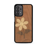 Coque de protection en bois véritable fabriquée en France pour Samsung A23 alliant plusieurs essences de bois pour représenter une marguerite