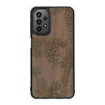 Coque de protection en bois véritable fabriquée en France pour Samsung A23 sur le thème de la nature des arbres avec un motif de gravure représentant des épines de sapin et des pommes de pin