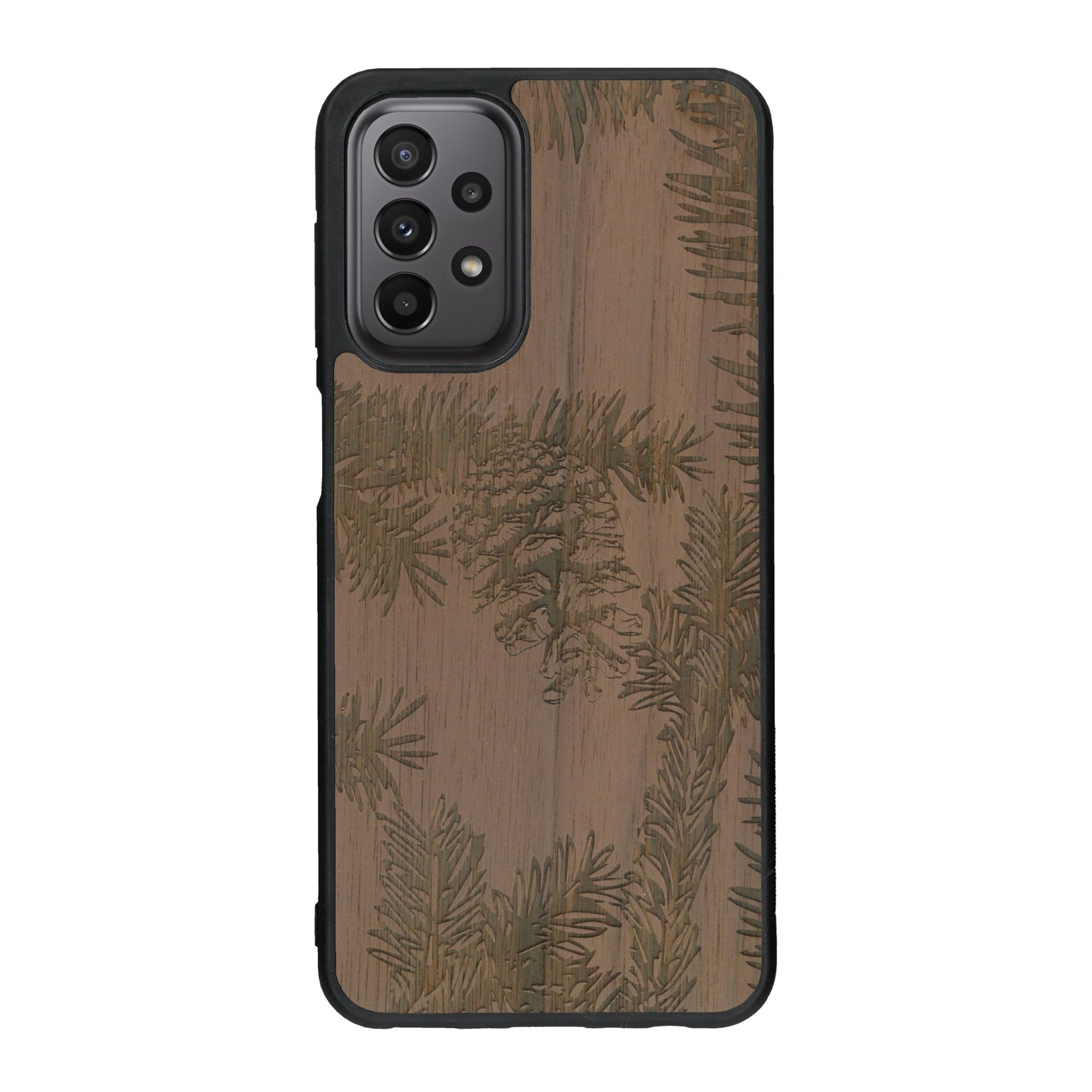 Coque de protection en bois véritable fabriquée en France pour Samsung A23 sur le thème de la nature des arbres avec un motif de gravure représentant des épines de sapin et des pommes de pin