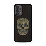 Coque de protection en bois véritable fabriquée en France pour  alliant du chêne fumé avec du métal argenté et doré représentant une tête de mort mexicaine sur le thème Dia de los Muertos