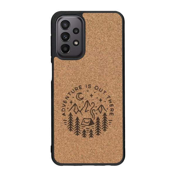 Coque de protection en bois véritable fabriquée en France pour Samsung A23 sur le thème du camping en pleine nature et du bivouac avec la phrase "Aventure is out there"