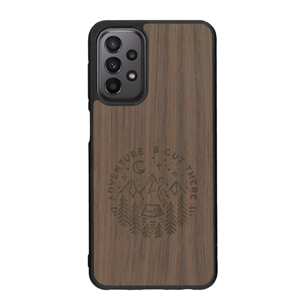 Coque de protection en bois véritable fabriquée en France pour Samsung A23 sur le thème du camping en pleine nature et du bivouac avec la phrase "Aventure is out there"