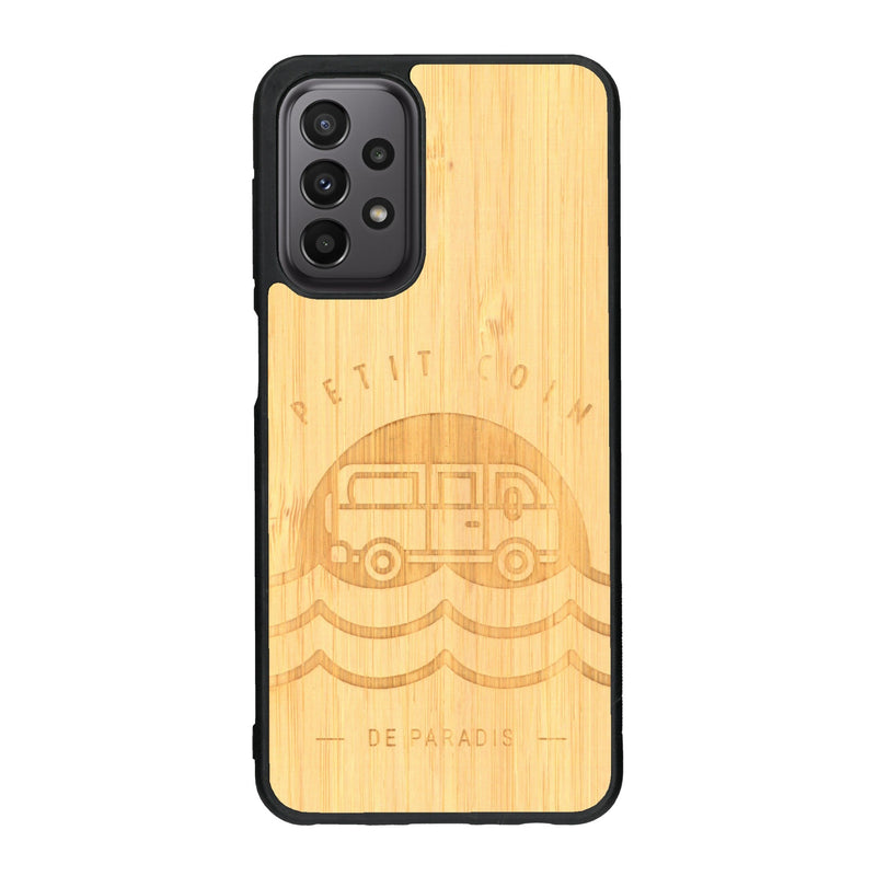 Coque de protection en bois véritable fabriquée en France pour Samsung A23 sur le thème des voyages en vans, vanlife et chill avec une gravure représentant un van vw combi devant le soleil couchant sur une plage avec des vagues