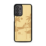 Coque de protection en bois véritable fabriquée en France pour  sur le thème des voyages en vans, vanlife et chill avec une gravure représentant un van vw combi devant le soleil couchant sur une plage avec des vagues