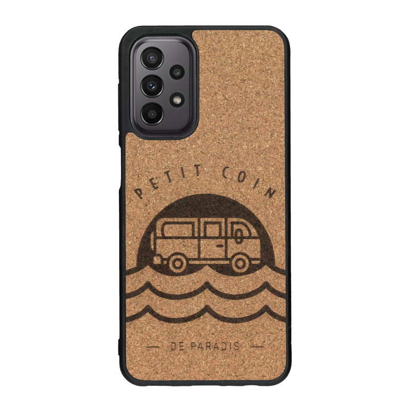 Coque de protection en bois véritable fabriquée en France pour Samsung A23 sur le thème des voyages en vans, vanlife et chill avec une gravure représentant un van vw combi devant le soleil couchant sur une plage avec des vagues