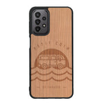 Coque de protection en bois véritable fabriquée en France pour Samsung A23 sur le thème des voyages en vans, vanlife et chill avec une gravure représentant un van vw combi devant le soleil couchant sur une plage avec des vagues