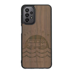 Coque de protection en bois véritable fabriquée en France pour Samsung A23 sur le thème des voyages en vans, vanlife et chill avec une gravure représentant un van vw combi devant le soleil couchant sur une plage avec des vagues